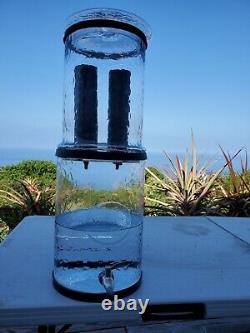 La machine à eau purificatrice : le premier filtre à eau par gravité entièrement en verre au monde.